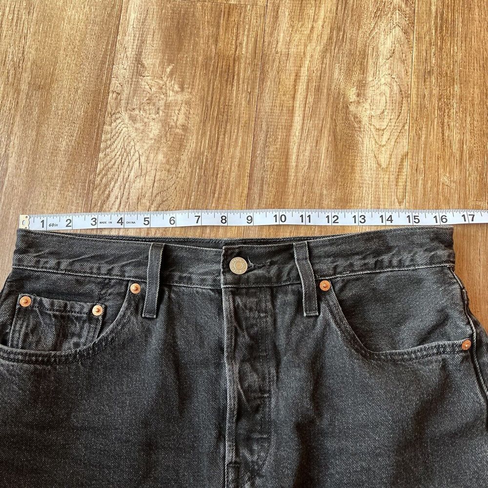 Levi's 501 Button Fly Black Denim‎ Jean Shorts Women's 27 Distressed Raw Hem - Picture 7 of 9